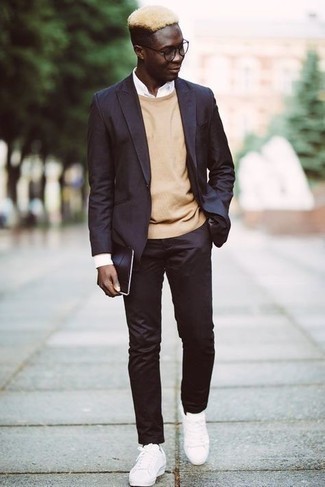 Un costume à porter avec des baskets basses blanches