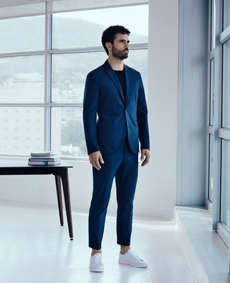 Un costume à porter avec des baskets basses blanches