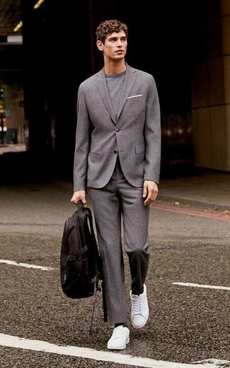 Un costume à porter avec des baskets basses blanches
