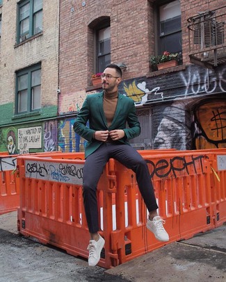 Un pull à col roulé à porter avec des baskets basses blanches