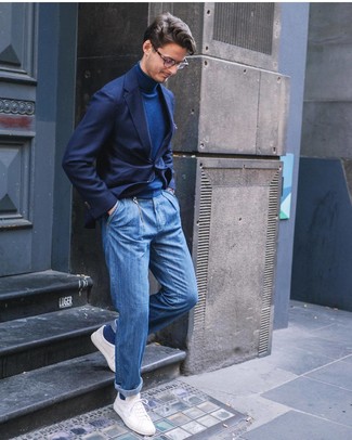 Un pull à col roulé à porter avec des baskets basses blanches