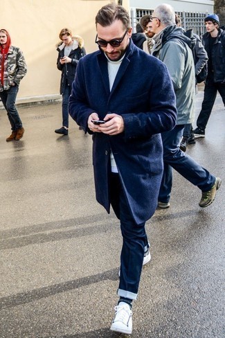 Un pull à col roulé à porter avec des baskets basses blanches