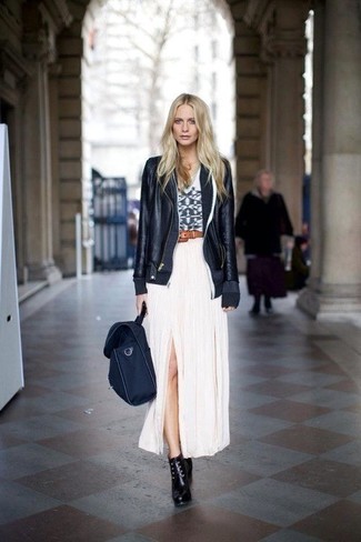 Comment porter une jupe longue blanche pour un style decontractés