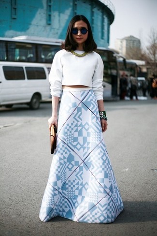 Comment porter une jupe longue blanche pour un style decontractés