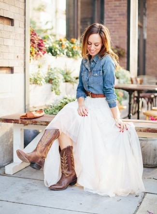 Comment porter une jupe longue blanche pour un style decontractés