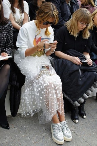 Comment porter une jupe longue blanche pour un style decontractés