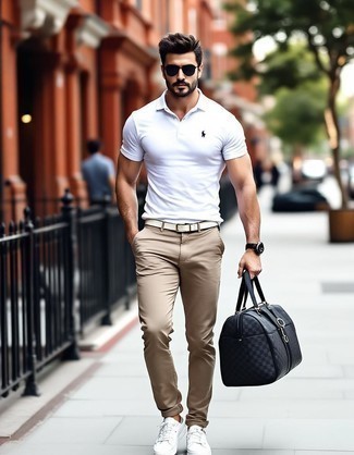 Comment porter un polo blanc avec un pantalon chino beige