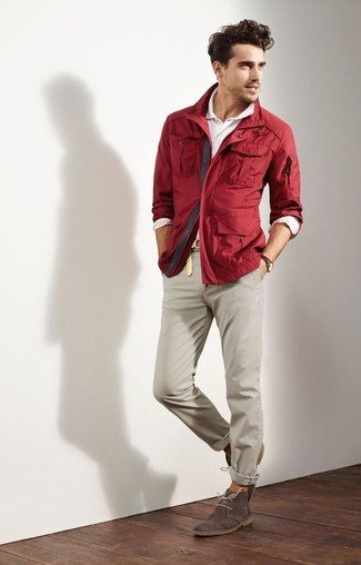 Comment porter un polo blanc avec un pantalon chino beige