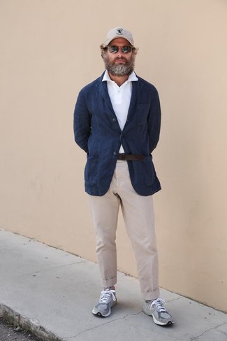 Comment porter un polo blanc avec un pantalon chino beige