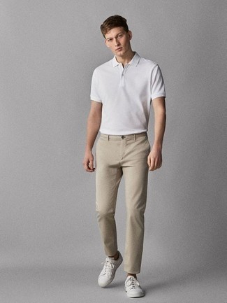 Comment porter un polo blanc avec un pantalon chino beige