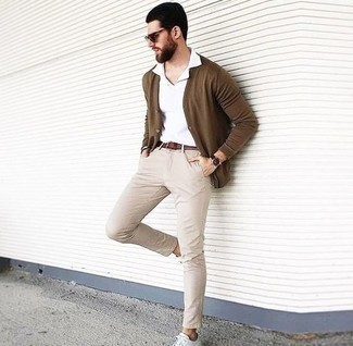 Comment porter un polo blanc avec un pantalon chino beige
