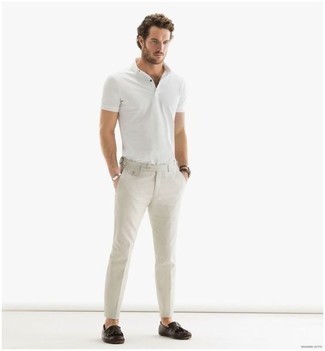 Comment porter un polo blanc avec un pantalon chino beige