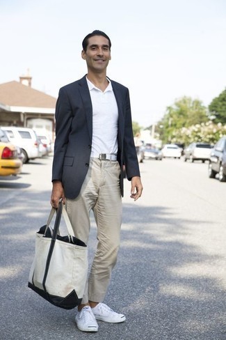 Comment porter un polo blanc avec un pantalon chino beige