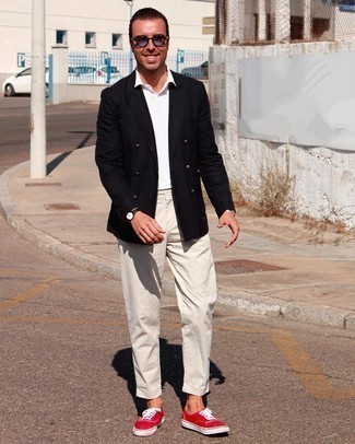 Comment porter un polo blanc avec un pantalon chino beige