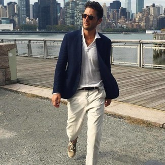 Comment porter un polo blanc avec un pantalon chino beige