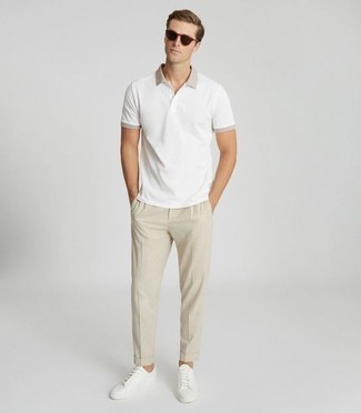 Comment porter un polo blanc avec un pantalon chino beige
