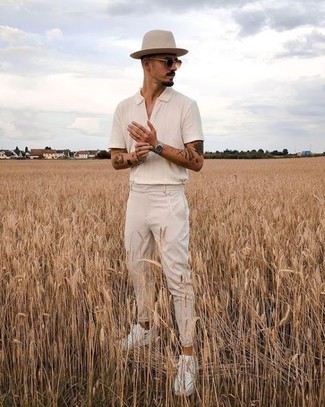 Comment porter un polo blanc avec un pantalon chino beige