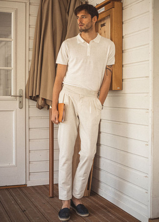 Comment porter un polo blanc avec un pantalon chino beige