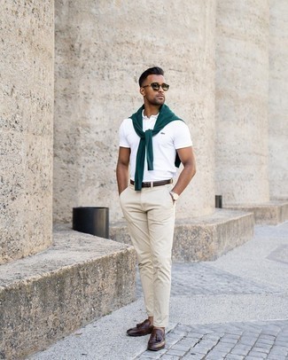 Comment porter un polo blanc avec un pantalon chino beige