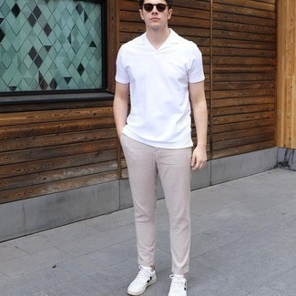 Comment porter un polo blanc avec un pantalon chino beige