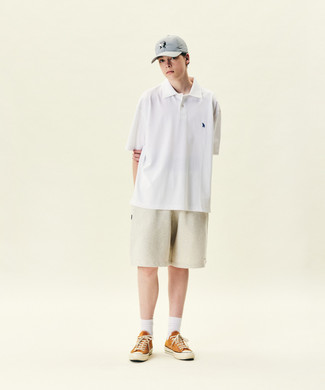 Des baskets basses à porter avec un polo blanc à l'adolescence