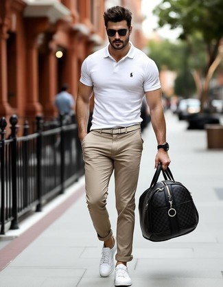 Des baskets basses à porter avec un polo blanc