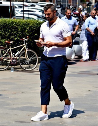 Des baskets basses à porter avec un polo blanc