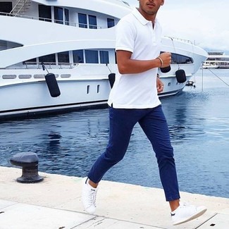 Des baskets basses à porter avec un polo blanc