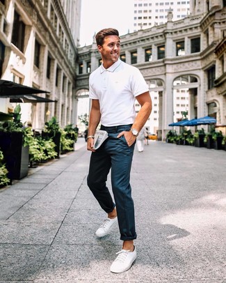 Des baskets basses à porter avec un polo blanc