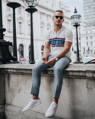 Des baskets basses à porter avec un polo blanc