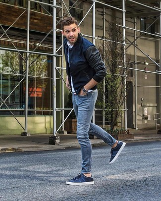 Des baskets basses à porter avec un polo blanc