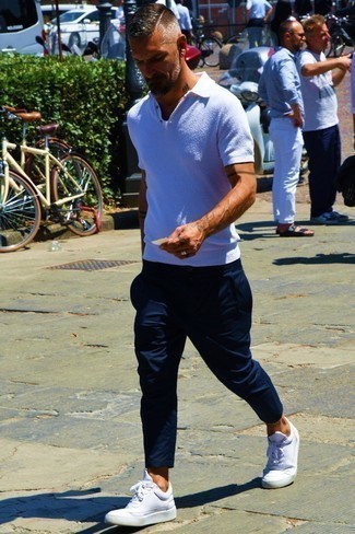 Des baskets basses à porter avec un polo blanc