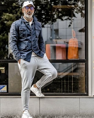 Des baskets basses à porter avec un polo blanc en automne
