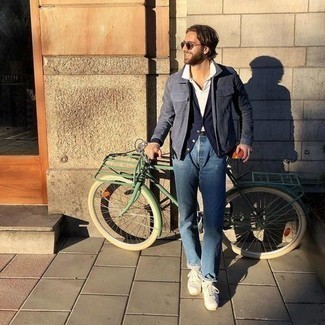 Des baskets basses à porter avec un polo blanc en automne