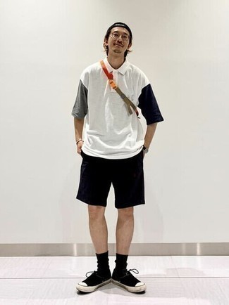 Des baskets basses à porter avec un polo blanc