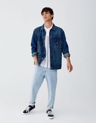 Des baskets basses à porter avec un polo blanc à l'adolescence
