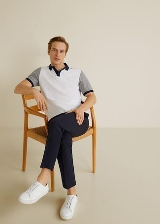 Des baskets basses à porter avec un polo blanc