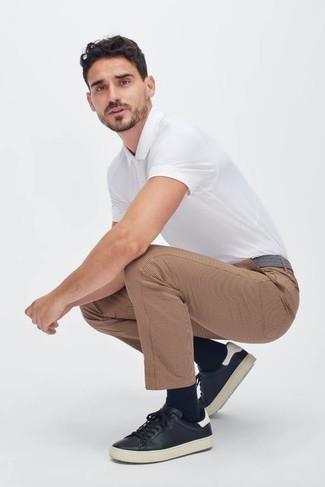 Des baskets basses à porter avec un polo blanc