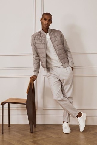 Des baskets basses à porter avec un polo blanc