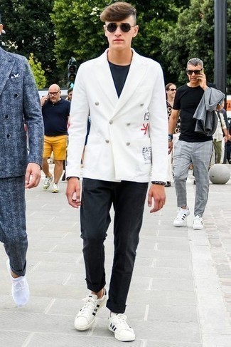 Comment porter une veste imprimée blanche