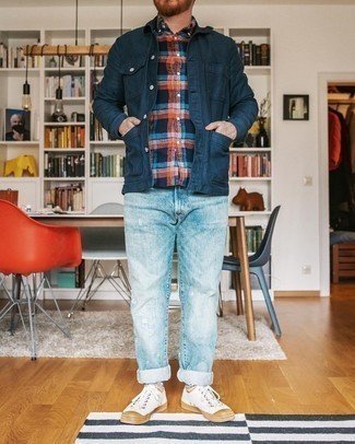 Comment porter des chaussettes imprimées blanches au printemps