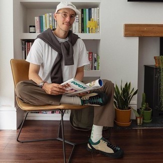Comment porter des chaussettes imprimées blanches au printemps