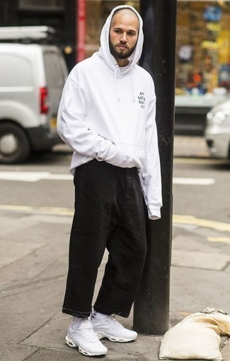 Comment porter des chaussettes imprimées blanches au printemps