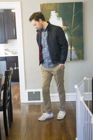 Comment porter des chaussettes imprimées blanches au printemps