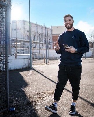 Comment porter des chaussettes imprimées blanches au printemps