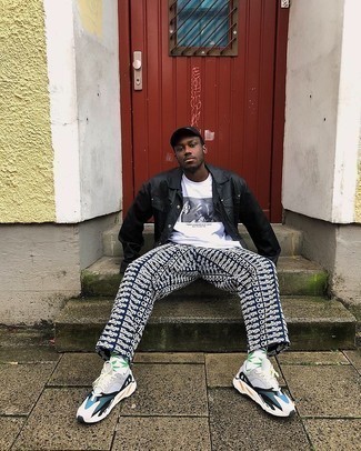 Comment porter des chaussettes imprimées blanches au printemps