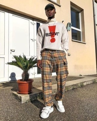 Comment porter un pull à col roulé imprimé blanc