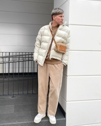 Comment porter une doudoune blanche au printemps