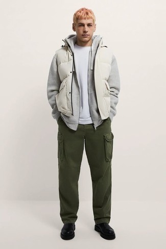 Comment porter une veste sans manches matelassée blanche