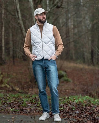 Comment porter une veste sans manches matelassée blanche